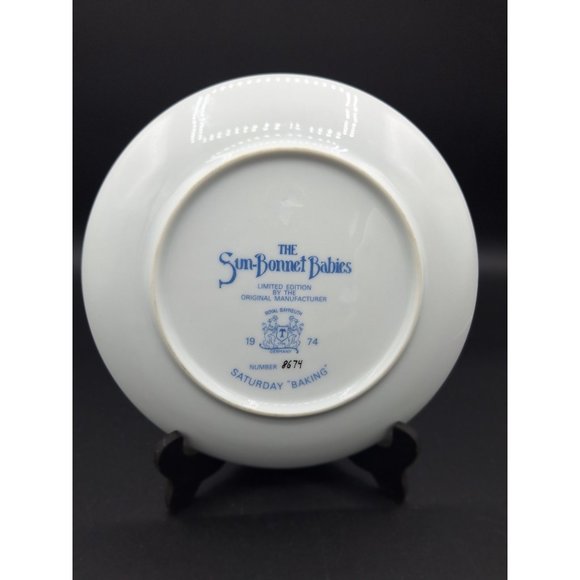 VINTAGE ROYAL BAYREUTH 1974 SUN~BONNET BABIES PLAYTIME PLATE SATURDAY BAKING - Picture 2 of 3
